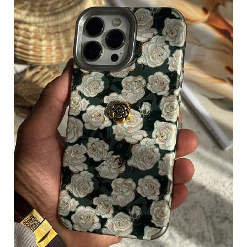 قاب آیفون گل رز زمینه مخمل سبز